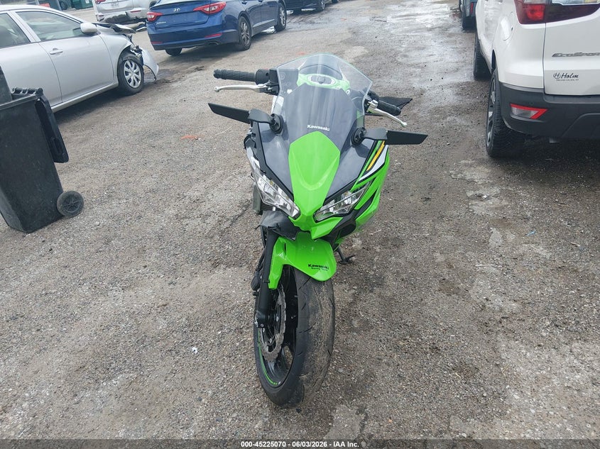 2025 Kawasaki Ninja VIN ML5EXEP18SDAE7424 IAAI salvage auction — RIGHT FRONT, Salvage Title, sold $1,775 on 2026-09-16 (photo 5)