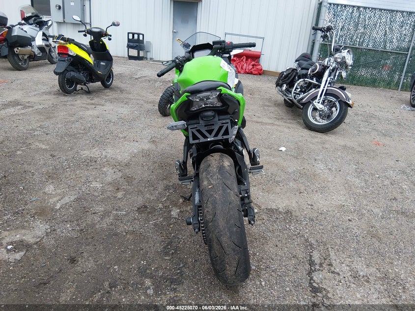 2025 Kawasaki Ninja VIN ML5EXEP18SDAE7424 IAAI salvage auction — RIGHT FRONT, Salvage Title, sold $1,775 on 2026-09-16 (photo 6)