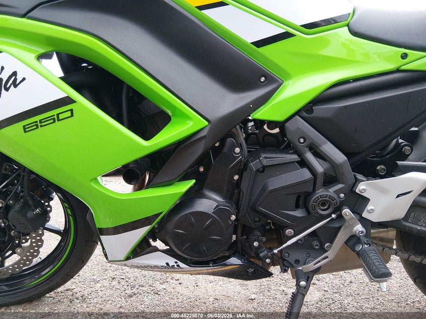 2025 Kawasaki Ninja VIN ML5EXEP18SDAE7424 IAAI salvage auction — RIGHT FRONT, Salvage Title, sold $1,775 on 2026-09-16 (photo 9)