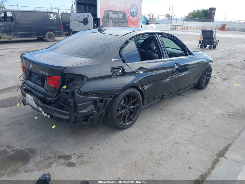 2017 BMW 3er VIN WBA8E1C55HK480048 IAAI salvage auction — FRONT END, Salvage (California), sold $4,900 on 2026-08-12 (photo 4)
