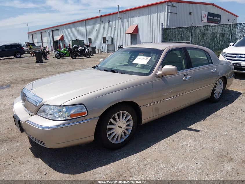 2005 Lincoln TOWN CAR VIN 1LNHM81W95Y658316 IAAI salvage auction — HAIL, Salvage (Kansas), sold $925 on 2026-07-31 (photo 2)