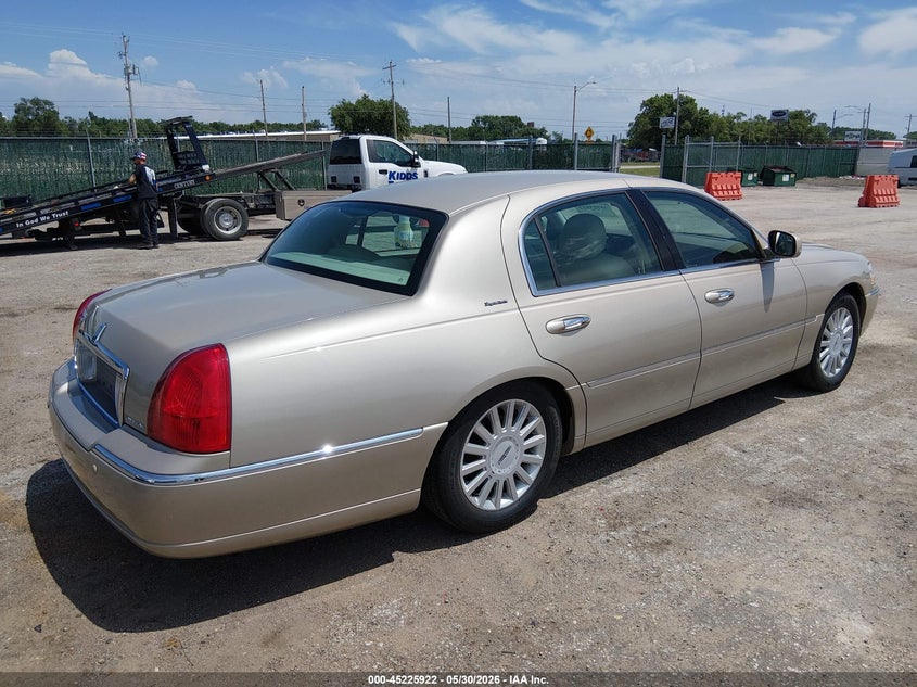 2005 Lincoln TOWN CAR VIN 1LNHM81W95Y658316 IAAI salvage auction — HAIL, Salvage (Kansas), sold $925 on 2026-07-31 (photo 4)