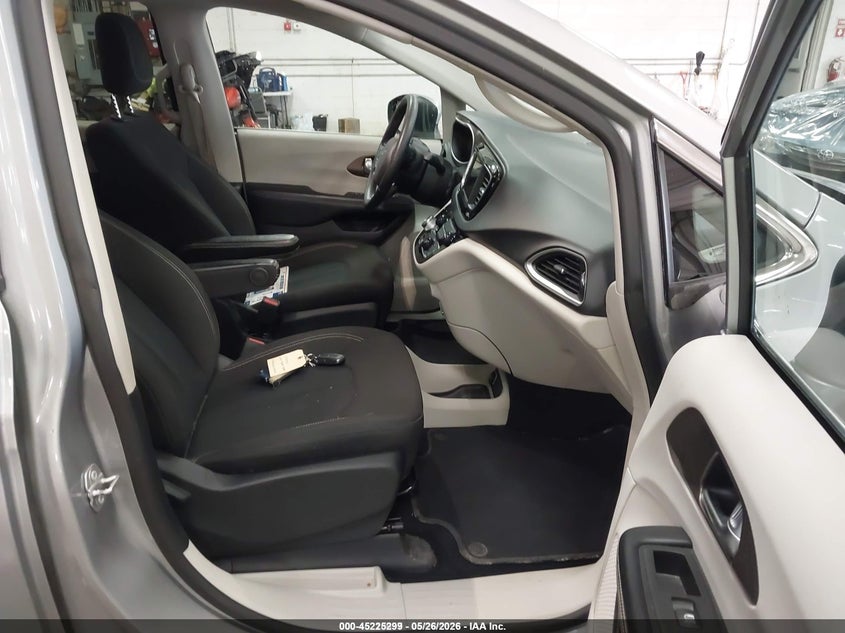 2020 Chrysler Voyager VIN 2C4RC1CG5LR190210 IAAI salvage auction — NORMAL WEAR, SF97 (Maine), sold $10,325 on 2026-07-23 (photo 5)