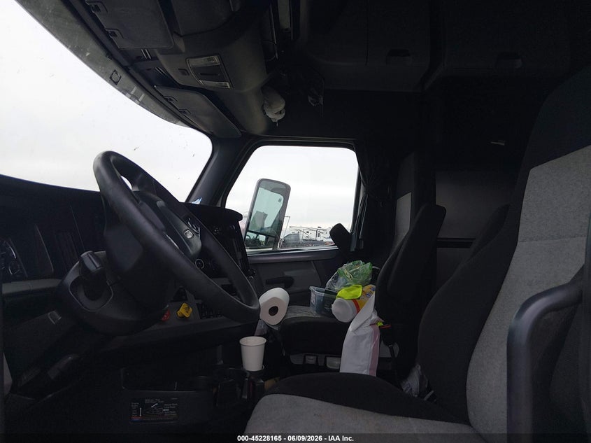 2020 Freightliner New cascadia 126 VIN 3AKJHHDR0LSLX7917 IAAI salvage auction — FRONT END, Salvage (Minnesota), sold $4,700 on 2026-08-16 (photo 7)