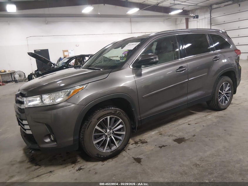 2019 Toyota Highlander VIN 5TDJZRFHXKS622861 IAAI salvage auction — HAIL, Salvage Title, sold $14,750 on 2026-07-28 (photo 2)