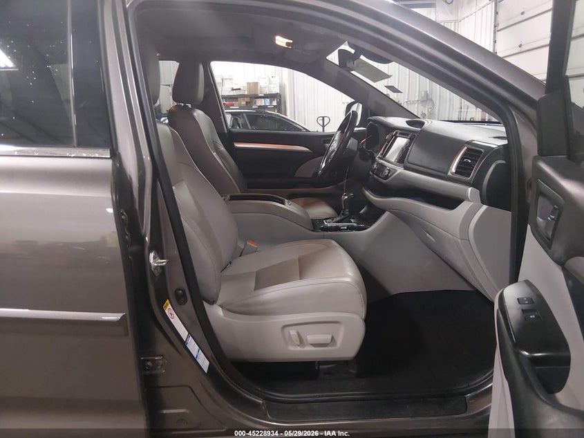 2019 Toyota Highlander VIN 5TDJZRFHXKS622861 IAAI salvage auction — HAIL, Salvage Title, sold $14,750 on 2026-07-28 (photo 5)