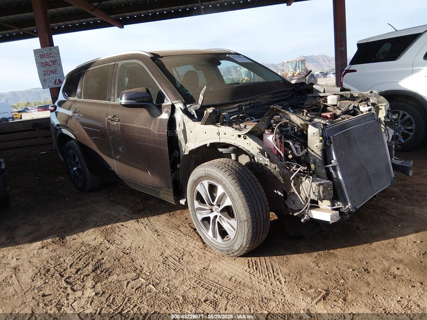 2022 Toyota Highlander VIN 5TDGZRAH8NS103412 IAAI salvage auction — FRONT END, Salvage (Arizona), sold $11,900 on 2026-07-14 (photo 1)