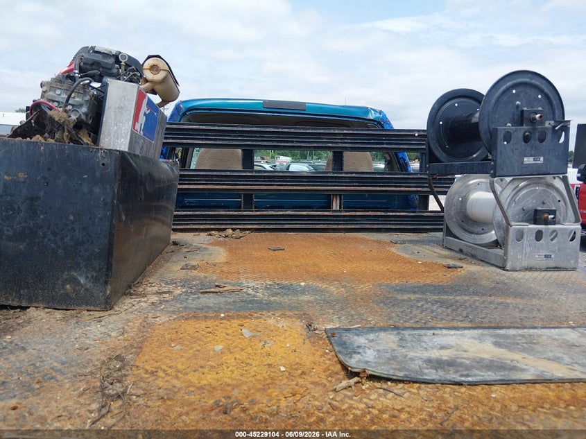 2001 Ford F-450 VIN 1FDXF46S91EB70192 IAAI salvage auction — SIDE, Salvage (Missouri), sold $500 on 2026-07-07 (photo 6)
