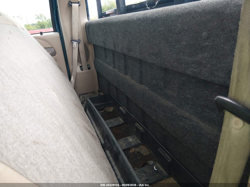 2001 Ford F-450 VIN 1FDXF46S91EB70192 IAAI salvage auction — SIDE, Salvage (Missouri), sold $500 on 2026-07-07 (photo 7)