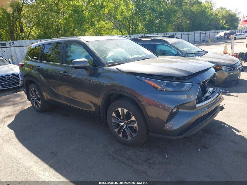 2025 Toyota Highlander VIN 5TDKDRBH1SS588656 — IAAI salvage auction photo