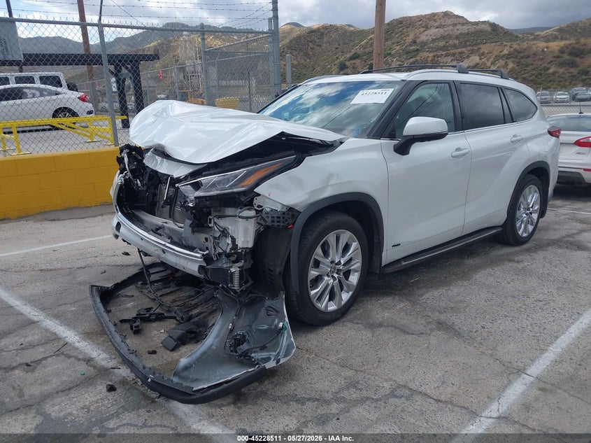 2022 Toyota Highlander VIN 5TDXBRCH5NS552080 IAAI salvage auction — FRONT END, Salvage Title, sold $16,800 on 2026-07-15 (photo 2)