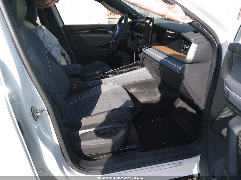 2026 Volkswagen Tiguan VIN 3VVUW7RM6TM077697 IAAI salvage auction — SIDE, Salvage Title, sold $13,100 on 2026-07-31 (photo 5)