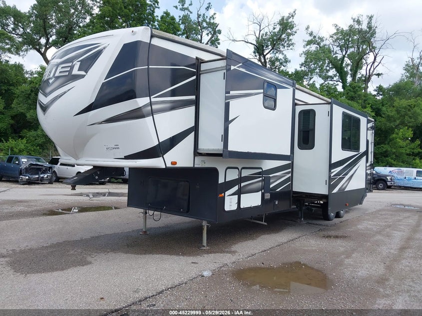 2018 Heartland 335 fuel VIN 5SFCG4027JE376102 IAAI salvage auction — HAIL, Clear (Oklahoma), sold $13,400 on 2026-07-22 (photo 2)