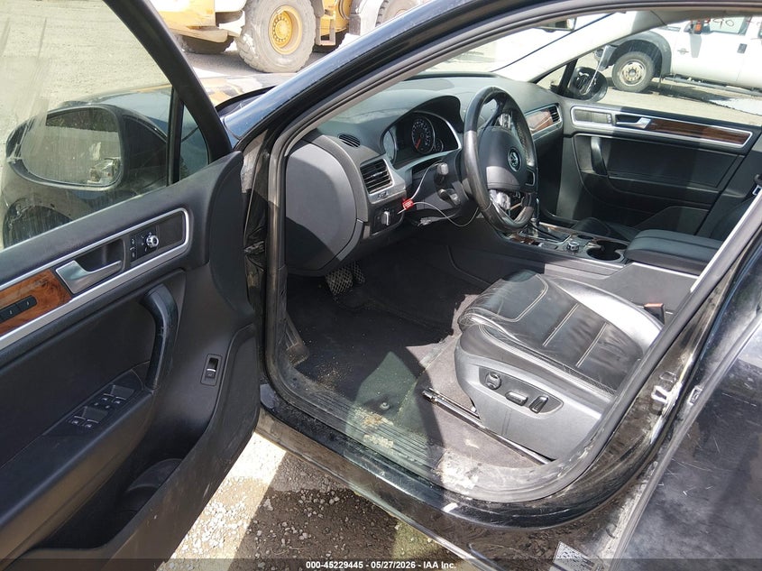 2012 Volkswagen Touareg VIN WVGFF9BP0CD001133 IAAI salvage auction — RIGHT SIDE, Salvage (Montana), sold $925 on 2026-08-05 (photo 5)