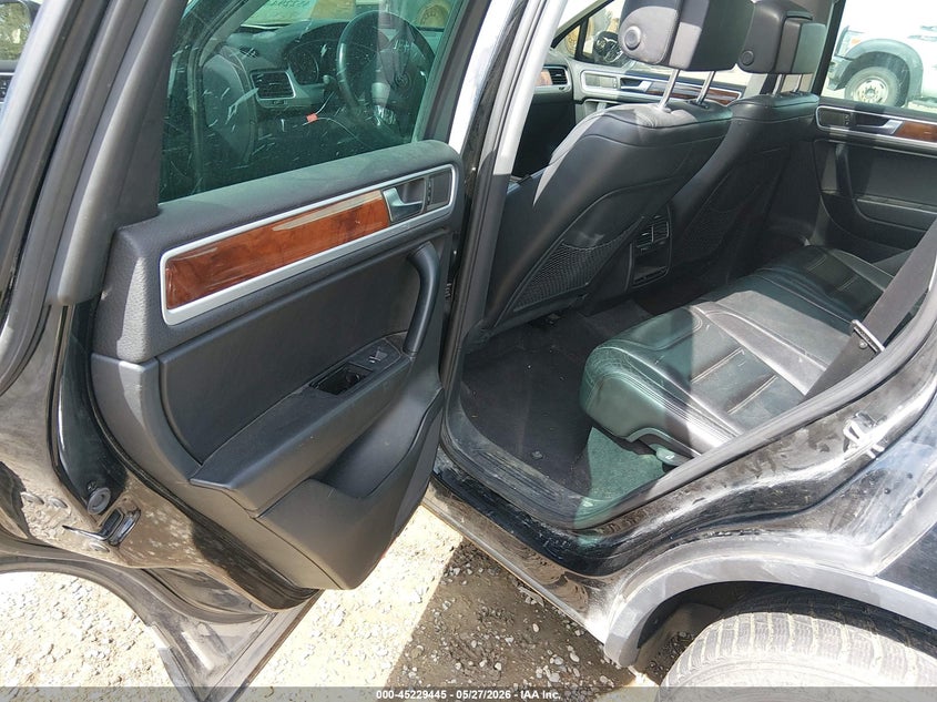 2012 Volkswagen Touareg VIN WVGFF9BP0CD001133 IAAI salvage auction — RIGHT SIDE, Salvage (Montana), sold $925 on 2026-08-05 (photo 8)