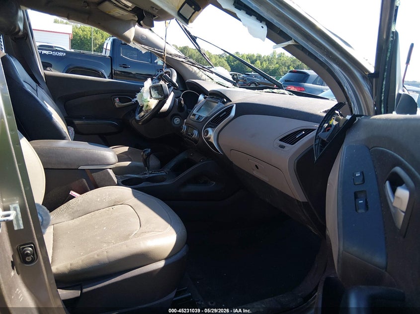 2012 Hyundai Tucson VIN KM8JUCAC8CU538005 IAAI salvage auction — ROLLOVER, Salvage Title, sold $300 on 2026-07-09 (photo 5)