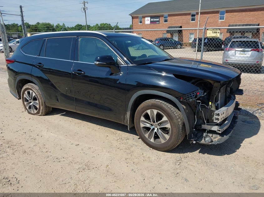 2022 Toyota Highlander VIN 5TDGZRBH6NS590155 IAAI salvage auction — FRONT & REAR, Salvage Title, sold $13,300 on 2026-07-09 (photo 1)