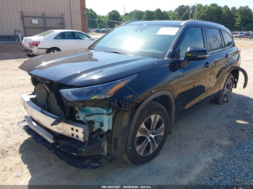 2022 Toyota Highlander VIN 5TDGZRBH6NS590155 IAAI salvage auction — FRONT & REAR, Salvage Title, sold $13,300 on 2026-07-09 (photo 2)