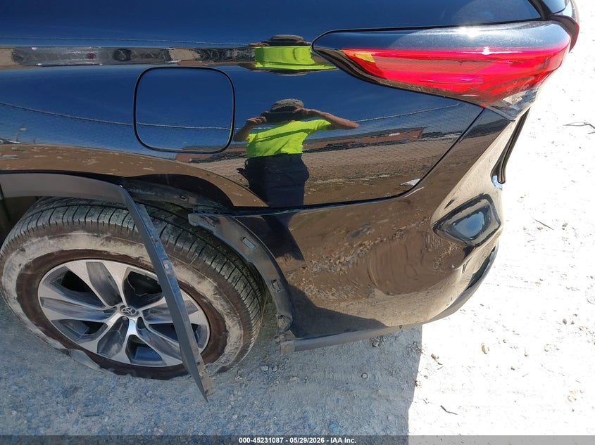 2022 Toyota Highlander VIN 5TDGZRBH6NS590155 IAAI salvage auction — FRONT & REAR, Salvage Title, sold $13,300 on 2026-07-09 (photo 6)