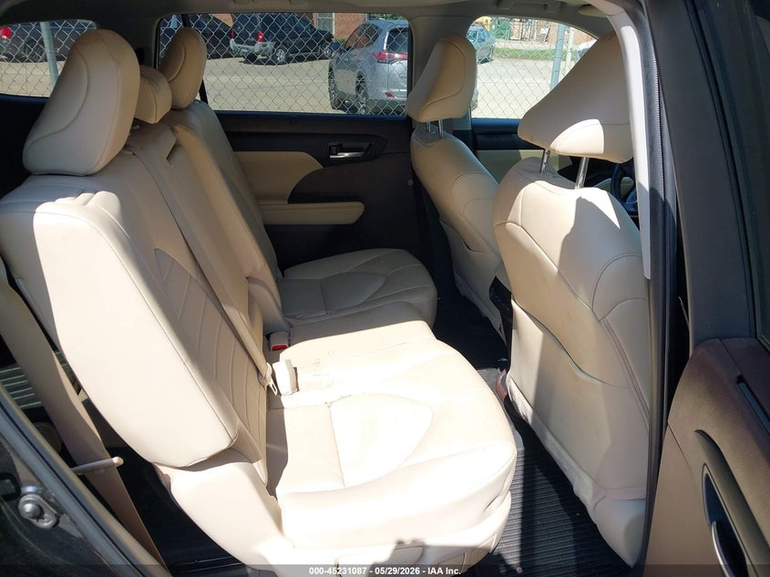 2022 Toyota Highlander VIN 5TDGZRBH6NS590155 IAAI salvage auction — FRONT & REAR, Salvage Title, sold $13,300 on 2026-07-09 (photo 8)
