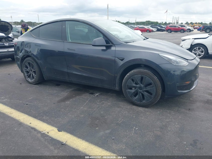 2025 Tesla Model y VIN 7SAYGDED3SA370803 IAAI salvage auction — SIDE, Salvage Title, sold $10,100 on 2026-07-30 (photo 1)