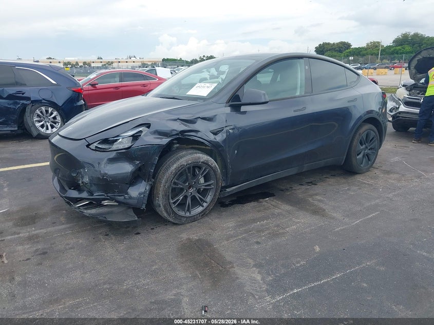 2025 Tesla Model y VIN 7SAYGDED3SA370803 IAAI salvage auction — SIDE, Salvage Title, sold $10,100 on 2026-07-30 (photo 2)