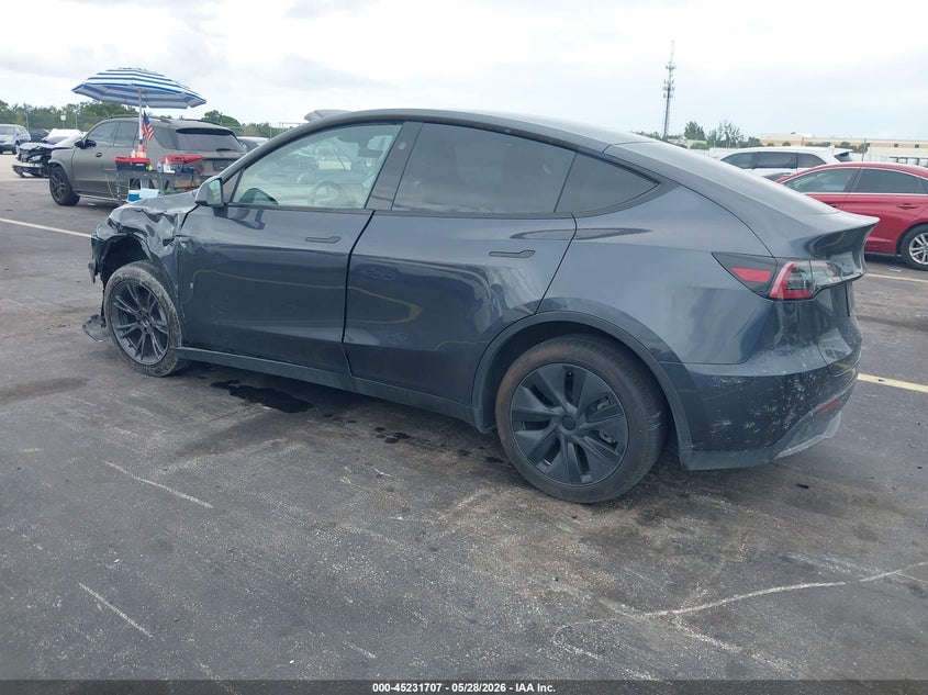2025 Tesla Model y VIN 7SAYGDED3SA370803 IAAI salvage auction — SIDE, Salvage Title, sold $10,100 on 2026-07-30 (photo 3)