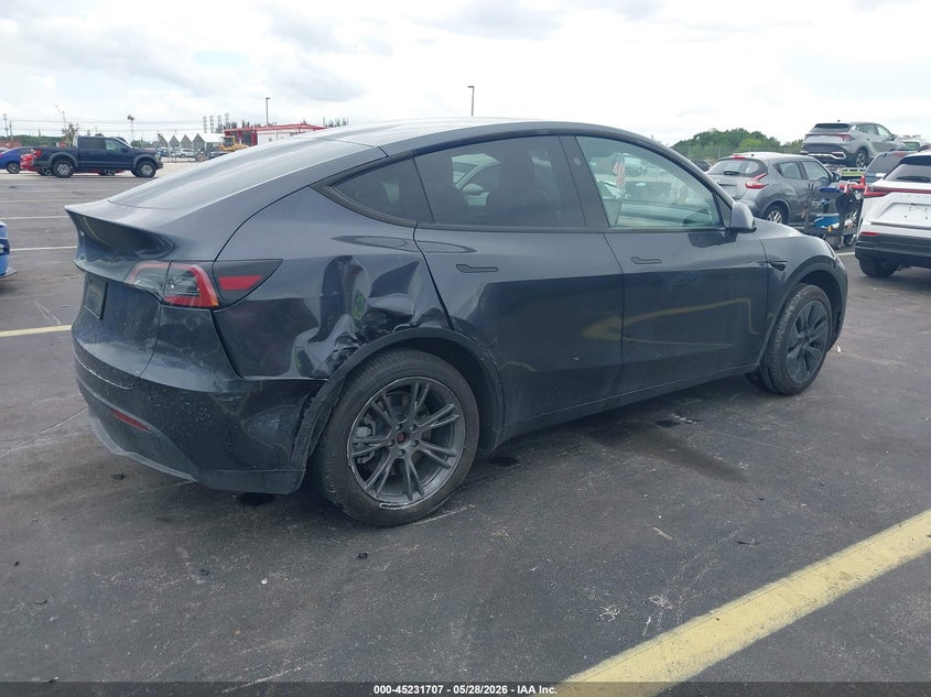 2025 Tesla Model y VIN 7SAYGDED3SA370803 IAAI salvage auction — SIDE, Salvage Title, sold $10,100 on 2026-07-30 (photo 4)