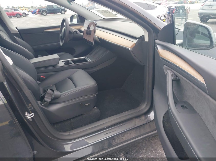 2025 Tesla Model y VIN 7SAYGDED3SA370803 IAAI salvage auction — SIDE, Salvage Title, sold $10,100 on 2026-07-30 (photo 5)