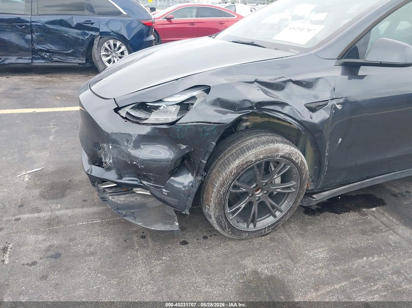 2025 Tesla Model y VIN 7SAYGDED3SA370803 IAAI salvage auction — SIDE, Salvage Title, sold $10,100 on 2026-07-30 (photo 6)