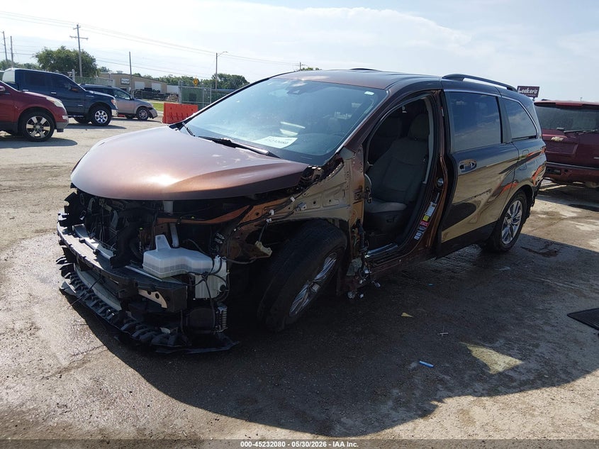 2022 Toyota Sienna VIN 5TDKRKEC0NS136341 IAAI salvage auction — LEFT FRONT, Salvage Title, sold $11,100 on 2026-07-24 (photo 2)