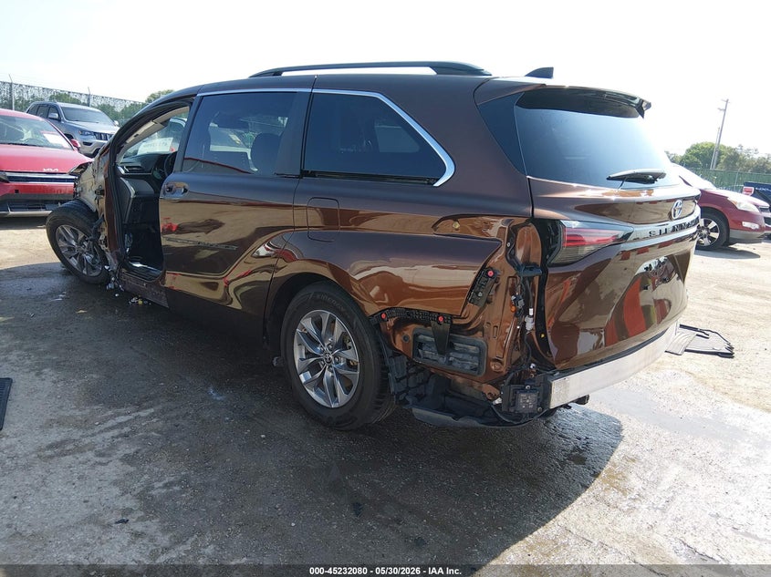 2022 Toyota Sienna VIN 5TDKRKEC0NS136341 IAAI salvage auction — LEFT FRONT, Salvage Title, sold $11,100 on 2026-07-24 (photo 3)