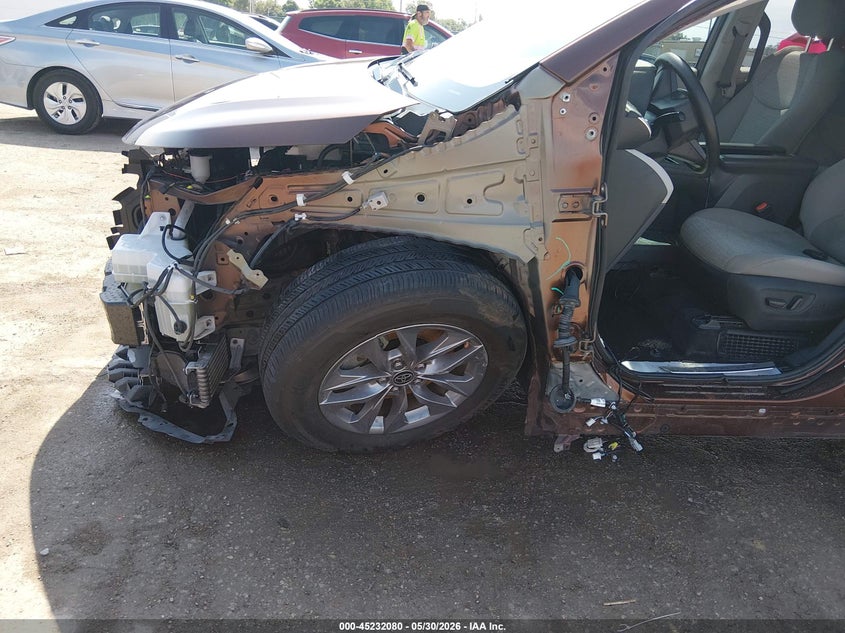 2022 Toyota Sienna VIN 5TDKRKEC0NS136341 IAAI salvage auction — LEFT FRONT, Salvage Title, sold $11,100 on 2026-07-24 (photo 6)