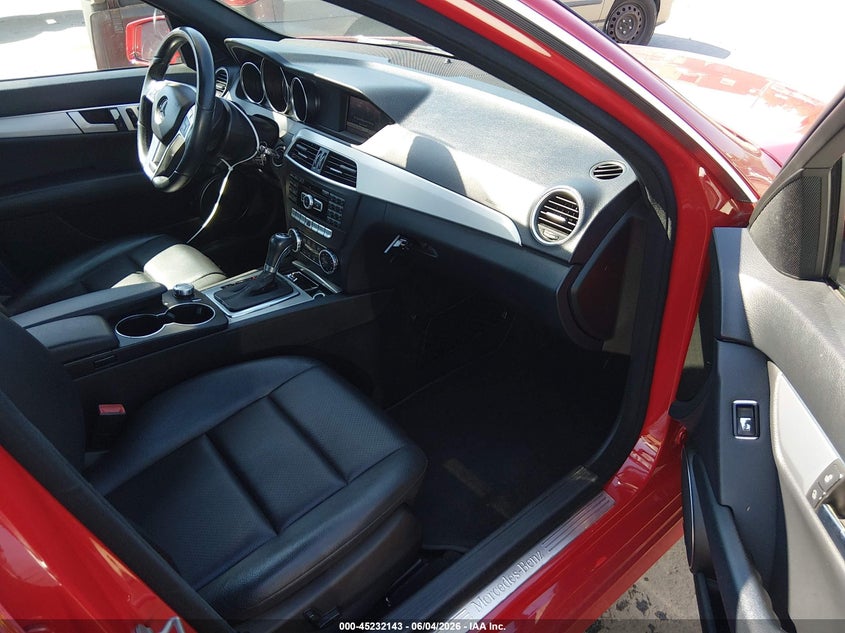 2014 Mercedes-benz C-klasse VIN WDDGF4HB9ER314393 IAAI salvage auction — REAR END, Salvage Title, sold $1,250 on 2026-07-23 (photo 5)