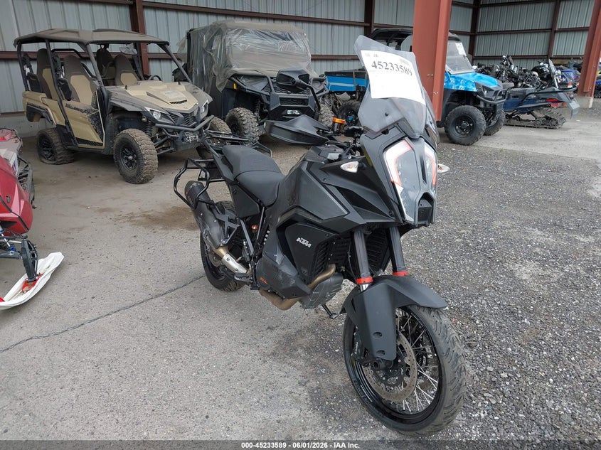 2022 Ktm VIN VBKV79404NM960050 IAAI salvage auction — LEFT & RIGHT, Salvage Title, sold $5,500 on 2026-07-14 (photo 1)