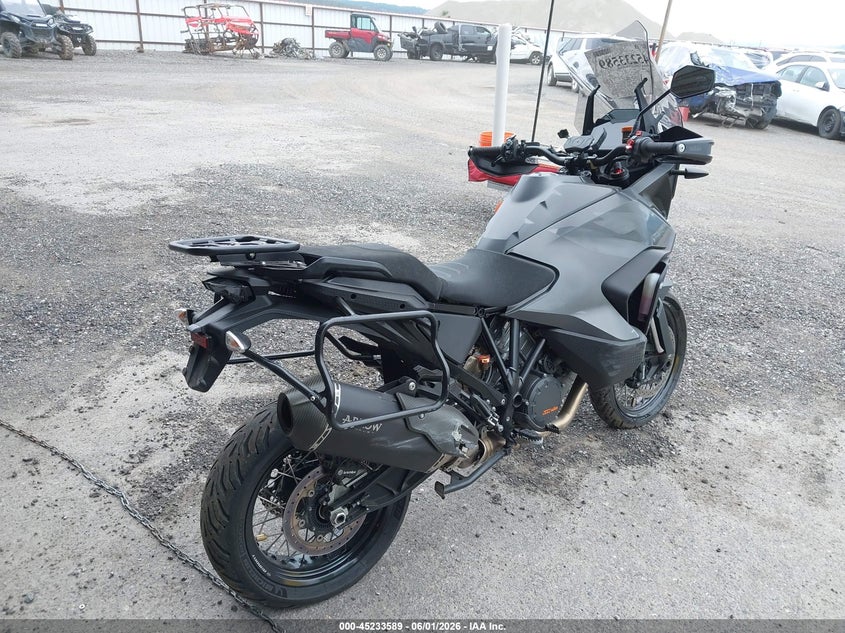 2022 Ktm VIN VBKV79404NM960050 IAAI salvage auction — LEFT & RIGHT, Salvage Title, sold $5,500 on 2026-07-14 (photo 4)