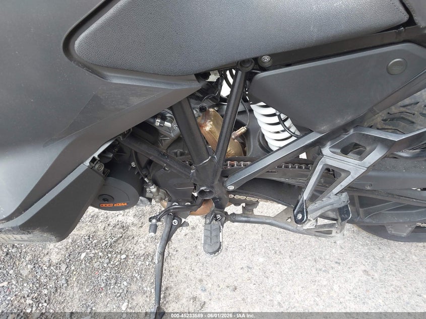 2022 Ktm VIN VBKV79404NM960050 IAAI salvage auction — LEFT & RIGHT, Salvage Title, sold $5,500 on 2026-07-14 (photo 9)
