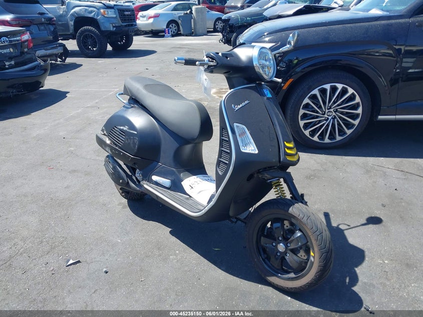 2022 Vespa - VIN ZAPMA39M2N5203647 IAAI salvage auction — LEFT & RIGHT, Wait Title, sold $600 on 2026-07-31 (photo 1)
