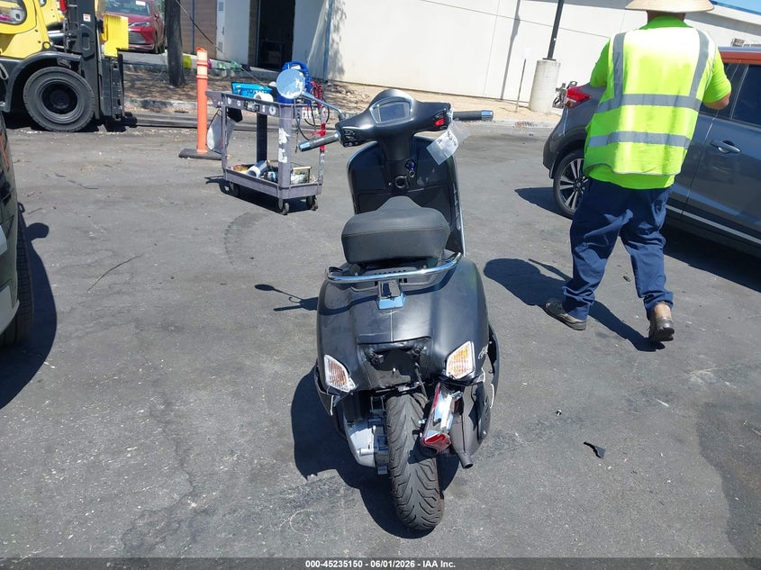 2022 Vespa - VIN ZAPMA39M2N5203647 IAAI salvage auction — LEFT & RIGHT, Wait Title, sold $600 on 2026-07-31 (photo 6)