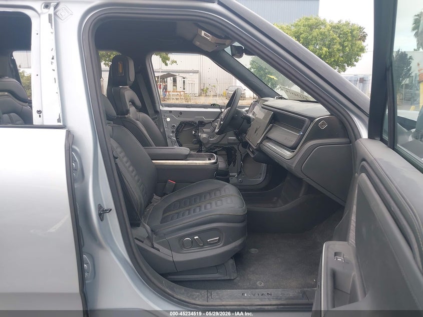 2025 Rivian R1s VIN 7PDSGBBAXSN052871 IAAI salvage auction — FRONT & REAR, Salvage Title, sold $20,200 on 2026-08-31 (photo 5)