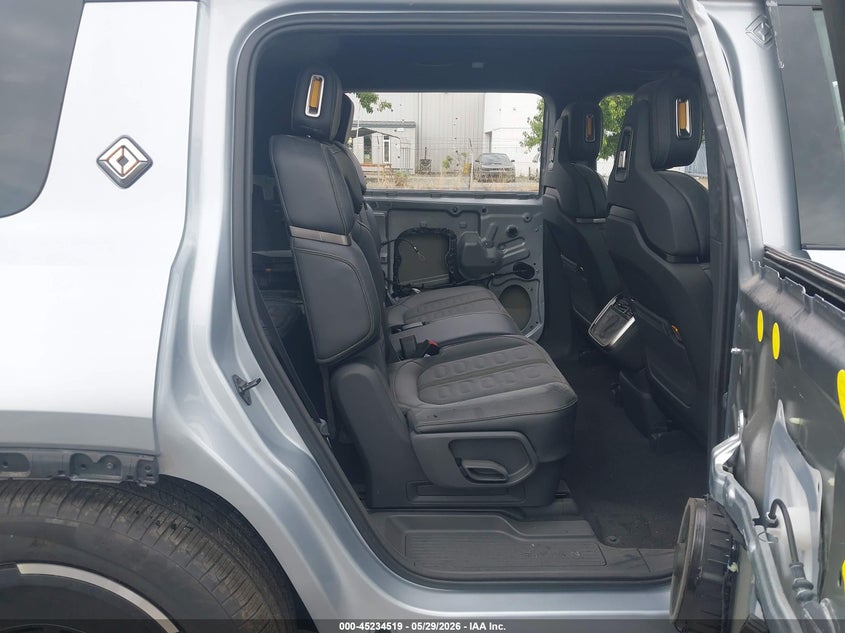 2025 Rivian R1s VIN 7PDSGBBAXSN052871 IAAI salvage auction — FRONT & REAR, Salvage Title, sold $20,200 on 2026-08-31 (photo 8)