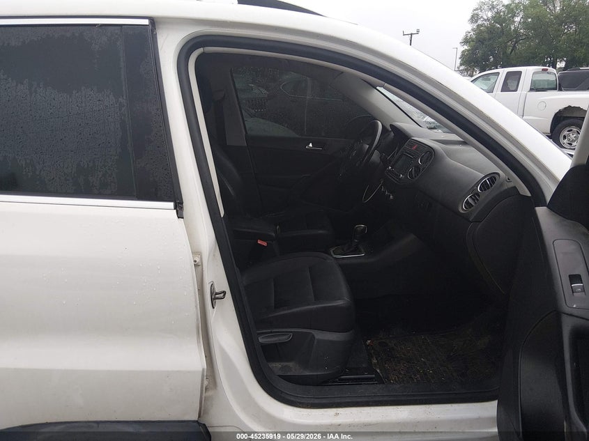 2011 Volkswagen Tiguan VIN WVGAV7AXXBW524469 IAAI salvage auction — NORMAL WEAR, Clear (Missouri), sold $550 on 2026-07-13 (photo 5)