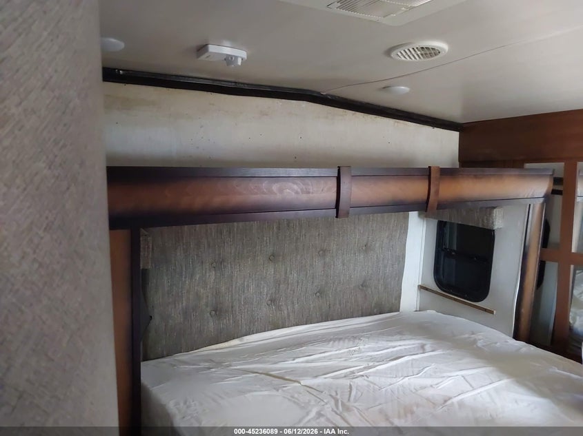 2019 Heartland 38rsrt VIN 5SFRG4228KE387666 IAAI salvage auction — ROLLOVER, Salvage (Texas), sold $2,500 on 2026-07-15 (photo 5)