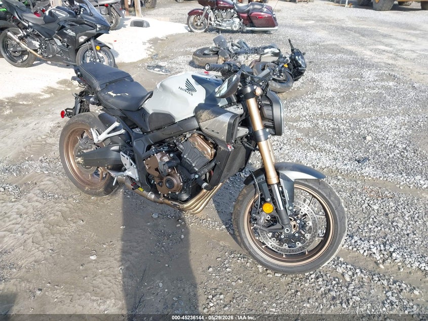 2025 Honda Cb VIN MLHRH1652S5100502 IAAI salvage auction — RIGHT SIDE, Salvage Title, sold $4,000 on 2026-07-14 (photo 1)