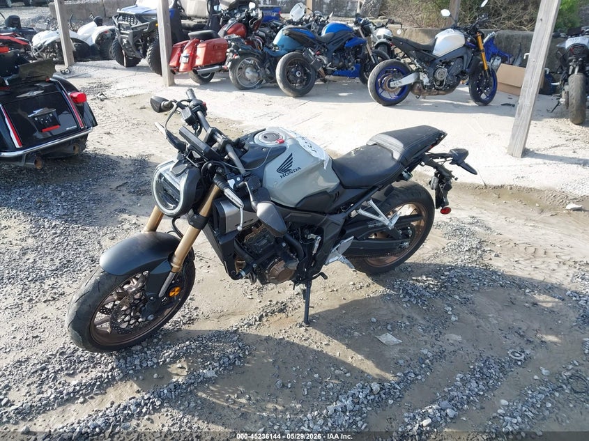 2025 Honda Cb VIN MLHRH1652S5100502 IAAI salvage auction — RIGHT SIDE, Salvage Title, sold $4,000 on 2026-07-14 (photo 2)
