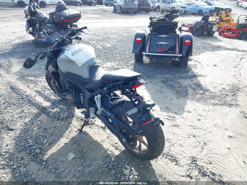 2025 Honda Cb VIN MLHRH1652S5100502 IAAI salvage auction — RIGHT SIDE, Salvage Title, sold $4,000 on 2026-07-14 (photo 3)