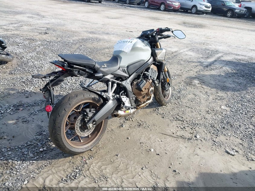 2025 Honda Cb VIN MLHRH1652S5100502 IAAI salvage auction — RIGHT SIDE, Salvage Title, sold $4,000 on 2026-07-14 (photo 4)