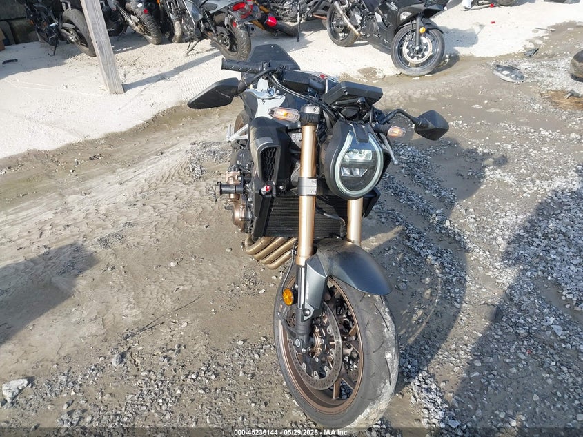 2025 Honda Cb VIN MLHRH1652S5100502 IAAI salvage auction — RIGHT SIDE, Salvage Title, sold $4,000 on 2026-07-14 (photo 5)
