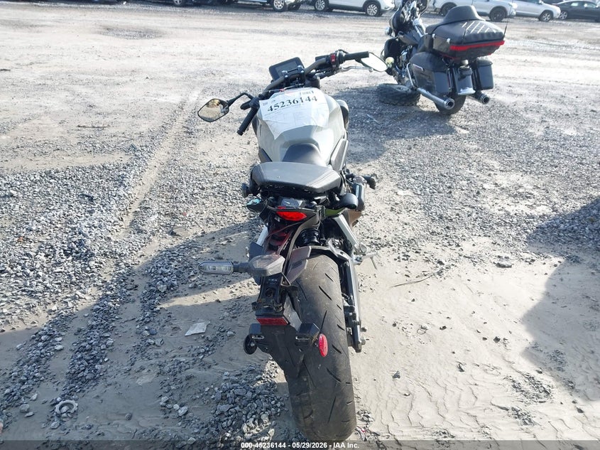 2025 Honda Cb VIN MLHRH1652S5100502 IAAI salvage auction — RIGHT SIDE, Salvage Title, sold $4,000 on 2026-07-14 (photo 6)