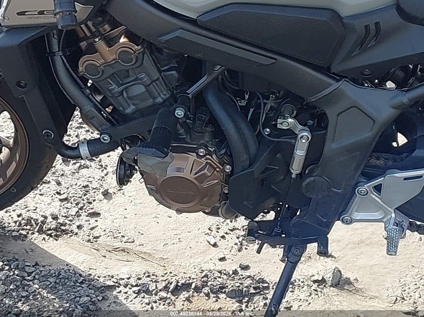 2025 Honda Cb VIN MLHRH1652S5100502 IAAI salvage auction — RIGHT SIDE, Salvage Title, sold $4,000 on 2026-07-14 (photo 9)